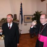 Eintrag des Erzbischofs in das goldene Buch der Stadt Bocholt