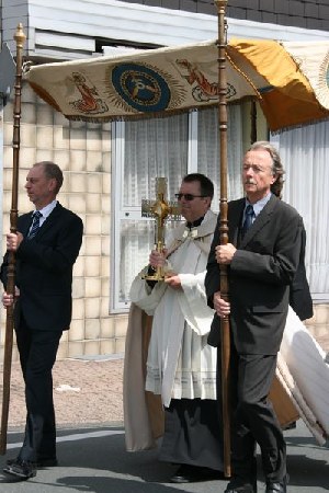 Bei bestem Wetter durch die Pfarrei