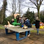 Firmanden helfen auf Spielplatz in Barlo