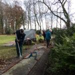 Firmanden helfen auf Spielplatz in Barlo