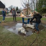 Firmanden helfen auf Spielplatz in Barlo