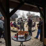 Firmanden helfen auf Spielplatz in Barlo