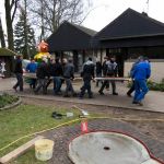 Firmanden helfen auf Spielplatz in Barlo