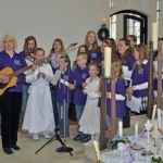 Kreuzbergspatzen singen bei der Erstkommunion