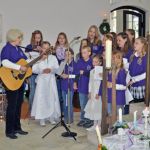 Kreuzbergspatzen singen bei der Erstkommunion