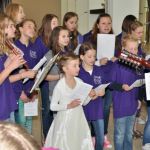 Kreuzbergspatzen singen bei der Erstkommunion