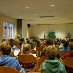 Erstkommunionkinder informieren sich bei Willi über die Sternsingeraktion 2014