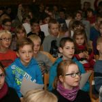 Erstkommunionkinder informieren sich bei Willi über die Sternsingeraktion 2014