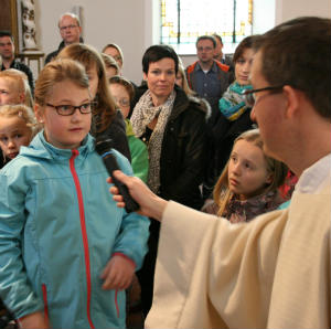 Familien gehen mit Jesus den Kreuzweg