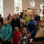 Familien gehen mit Jesus den Kreuzweg