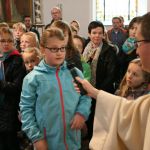 Familien gehen mit Jesus den Kreuzweg