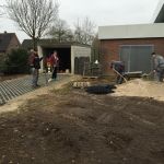 Aufräumaktion der Firmanden auf dem Spielplatz in Barlo