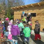 Kindergartenkinder feiern Richtfest 