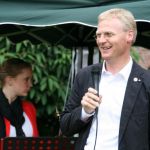 Illuminierter Pfarrgarten und entspannte Stimmung bei klasse Musik