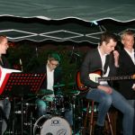 Illuminierter Pfarrgarten und entspannte Stimmung bei klasse Musik