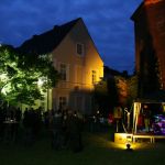 Illuminierter Pfarrgarten und entspannte Stimmung bei klasse Musik