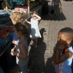 Hl. Kreuz Kita Kinder auf dem Markt