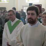 Persönlicher Gottesdienst und Mitfeiernde von nah und fern