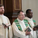 Persönlicher Gottesdienst und Mitfeiernde von nah und fern