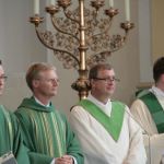 Persönlicher Gottesdienst und Mitfeiernde von nah und fern