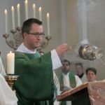 Persönlicher Gottesdienst und Mitfeiernde von nah und fern