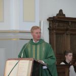 Persönlicher Gottesdienst und Mitfeiernde von nah und fern