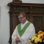 Persönlicher Gottesdienst und Mitfeiernde von nah und fern