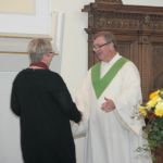 Persönlicher Gottesdienst und Mitfeiernde von nah und fern