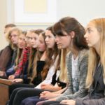 Pilgernde Firmanden und die Verabschiedung eines Pfarrers