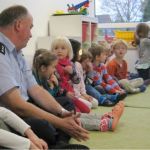 Besuch der Polizei (Puppenbühne) im Kindergarten St. Helena