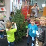 Kindergarten St. Helena schmückt Weihnachtsbäume der Barloer Banken