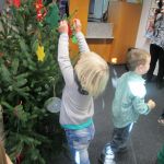 Kindergarten St. Helena schmückt Weihnachtsbäume der Barloer Banken