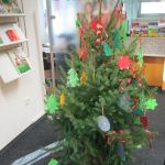 Kindergarten St. Helena schmückt Weihnachtsbäume der Barloer Banken