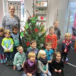 Kindergarten St. Helena schmückt Weihnachtsbäume der Barloer Banken