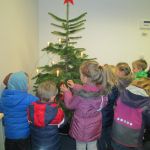 Kindergarten St. Helena schmückt Weihnachtsbäume der Barloer Banken