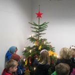 Kindergarten St. Helena schmückt Weihnachtsbäume der Barloer Banken