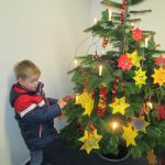 Kindergarten St. Helena schmückt Weihnachtsbäume der Barloer Banken