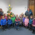 Kindergarten St. Helena schmückt Weihnachtsbäume der Barloer Banken