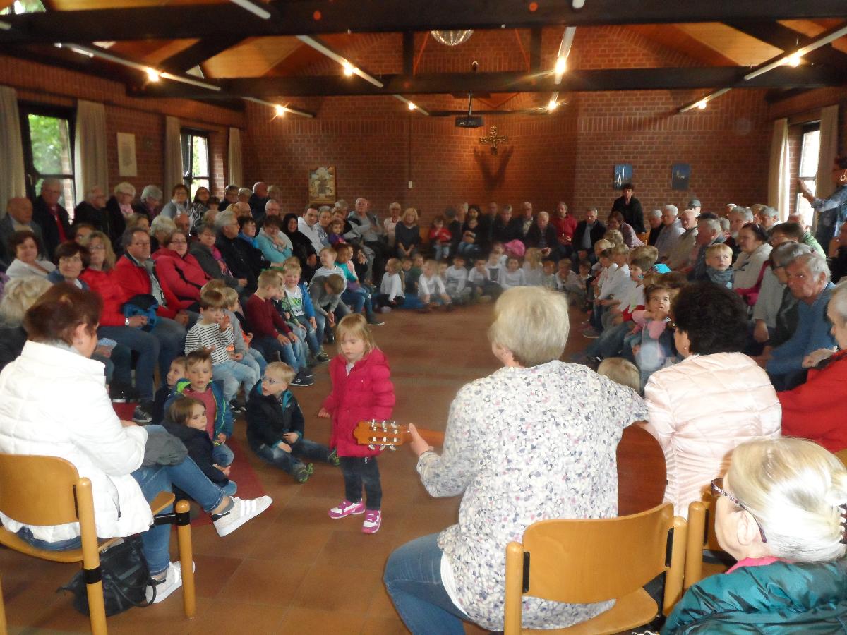 Grosseltern-zu-Besuch-im-Kindergarten-St-Paul