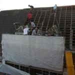 Arbeiten am Dach des Pfarrbüros gehen gut voran