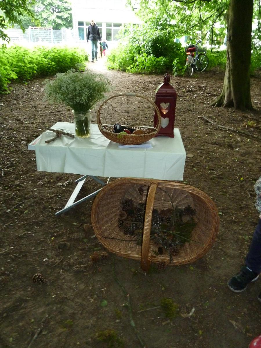 Hl. Kreuz Kitakinder feiern ihr Waldfest...