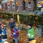 Hl. Kreuz Kita Kinder genießen den Herbst