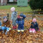 Hl. Kreuz Kita Kinder genießen den Herbst