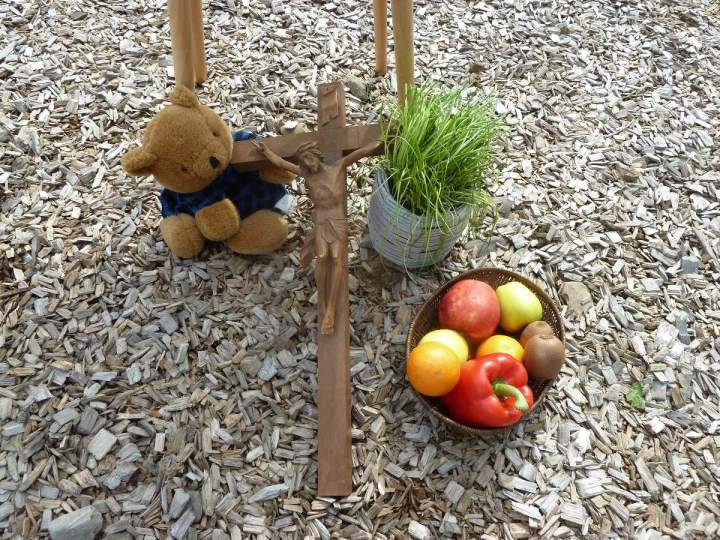 Hl. Kreuz Kita Kinder stimmen sich  auf das Pfingstwochenende ein