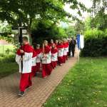Messe mit Papierschwalben am Ententeich