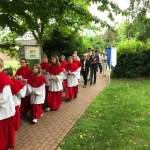 Messe mit Papierschwalben am Ententeich