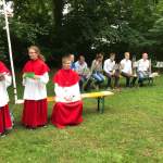 Messe mit Papierschwalben am Ententeich