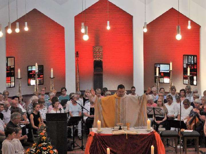 Taizé-Messe zum Herz-Jesu-Patronatsfest mit 113 SängerInnen u. Instrumentalisten