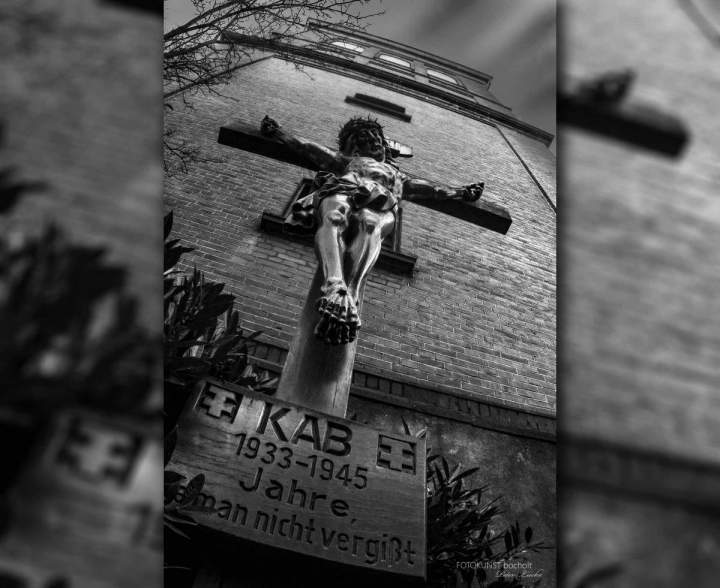 Gedenk- und Mahnzeichen KAB-Kreuz an der Liebfrauenkirche