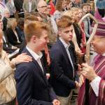 Weihbischof Dr. Hegge firmt 63 Jugendliche und Erwachsene